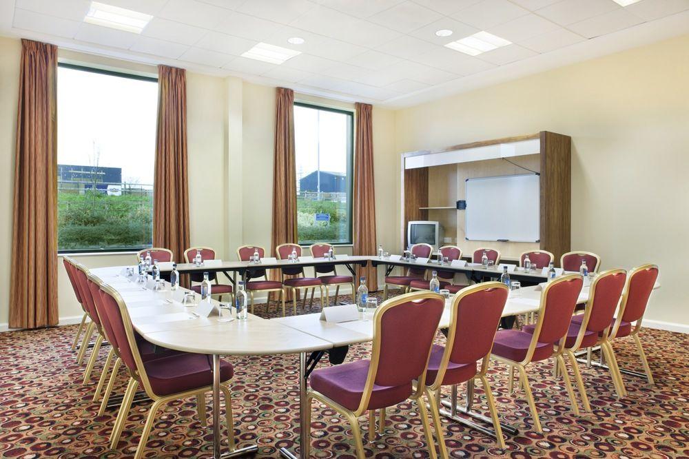 Holiday Inn Express Antrim By Ihg Exterior foto