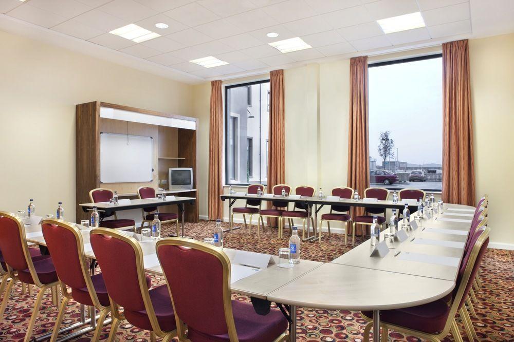 Holiday Inn Express Antrim By Ihg Exterior foto