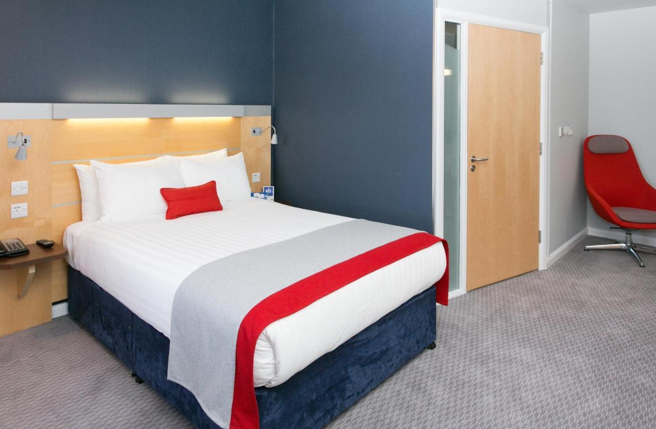 Holiday Inn Express Antrim By Ihg Exterior foto