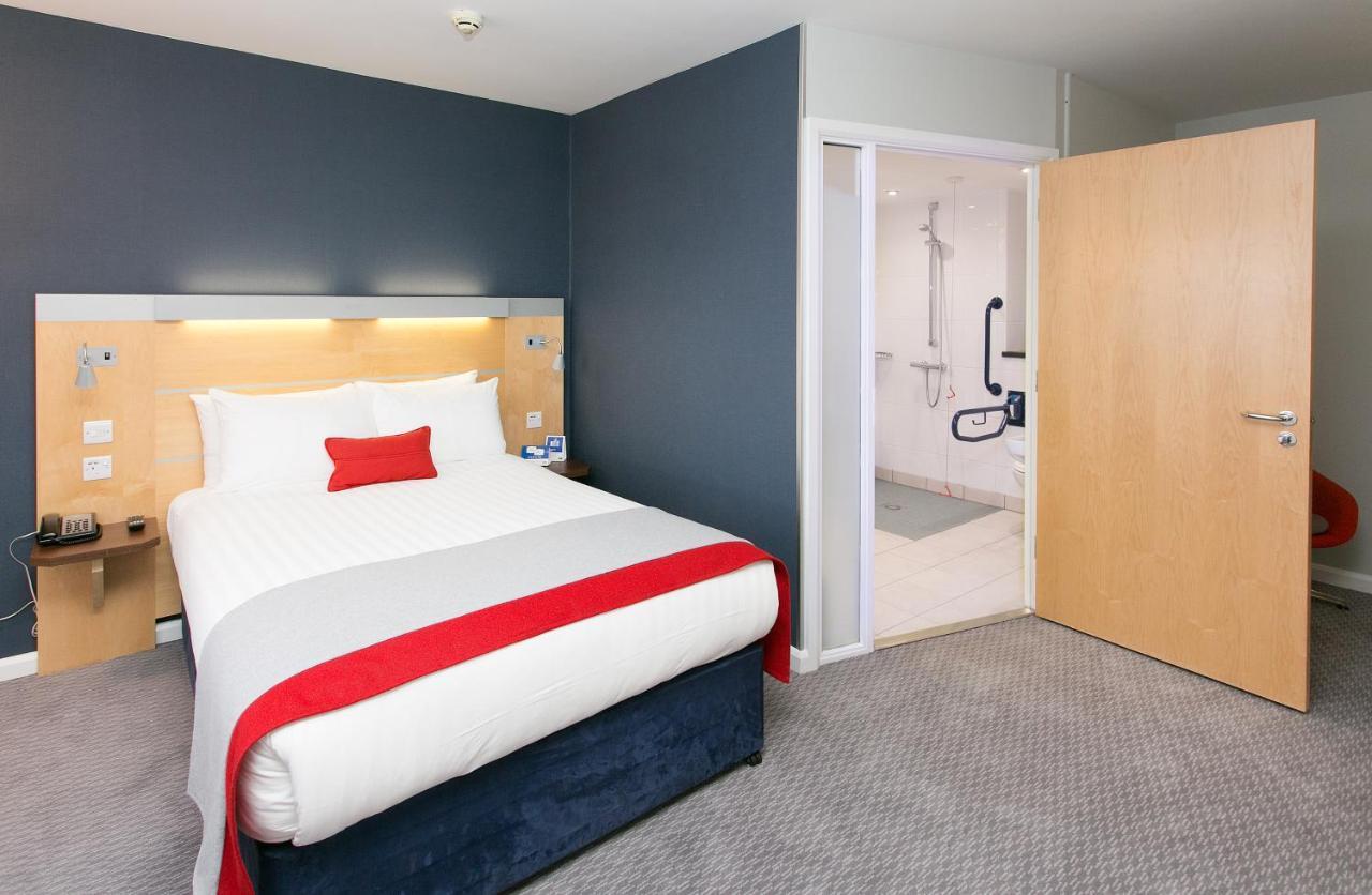 Holiday Inn Express Antrim By Ihg Exterior foto