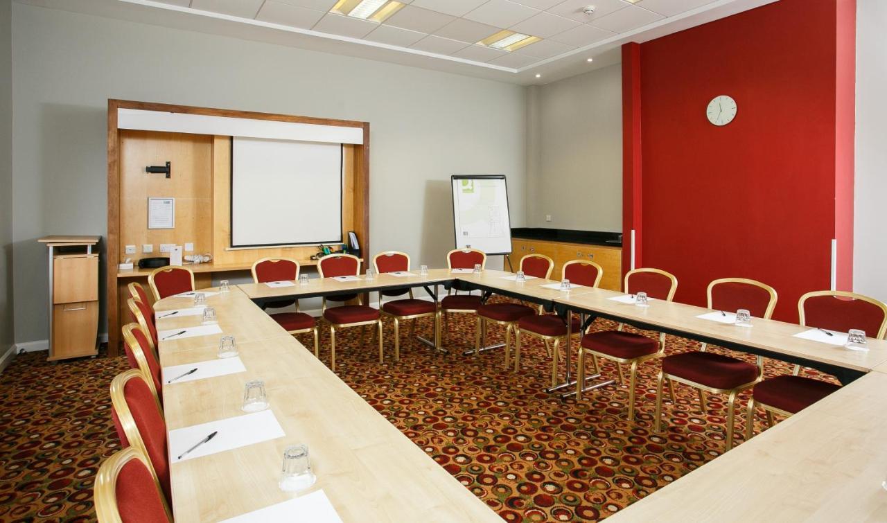 Holiday Inn Express Antrim By Ihg Exterior foto