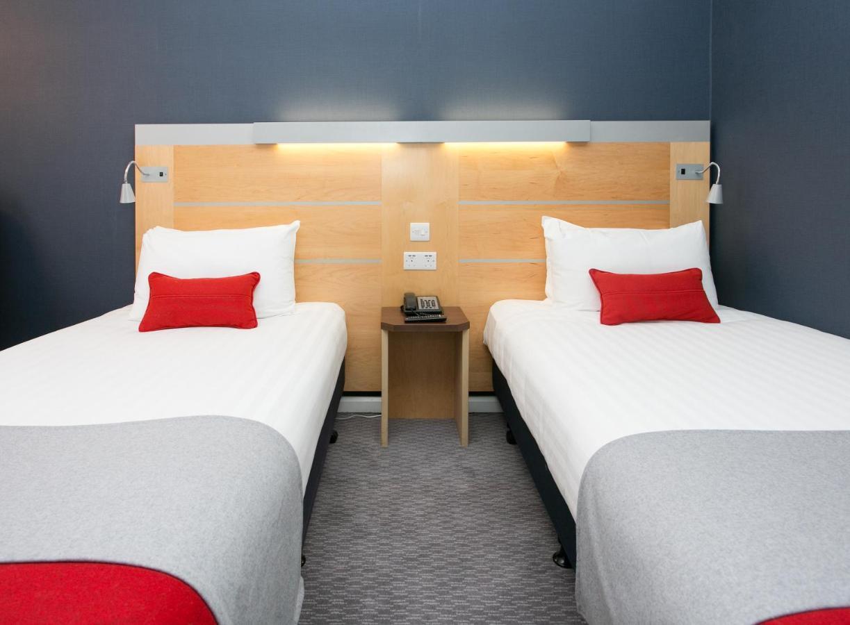 Holiday Inn Express Antrim By Ihg Exterior foto