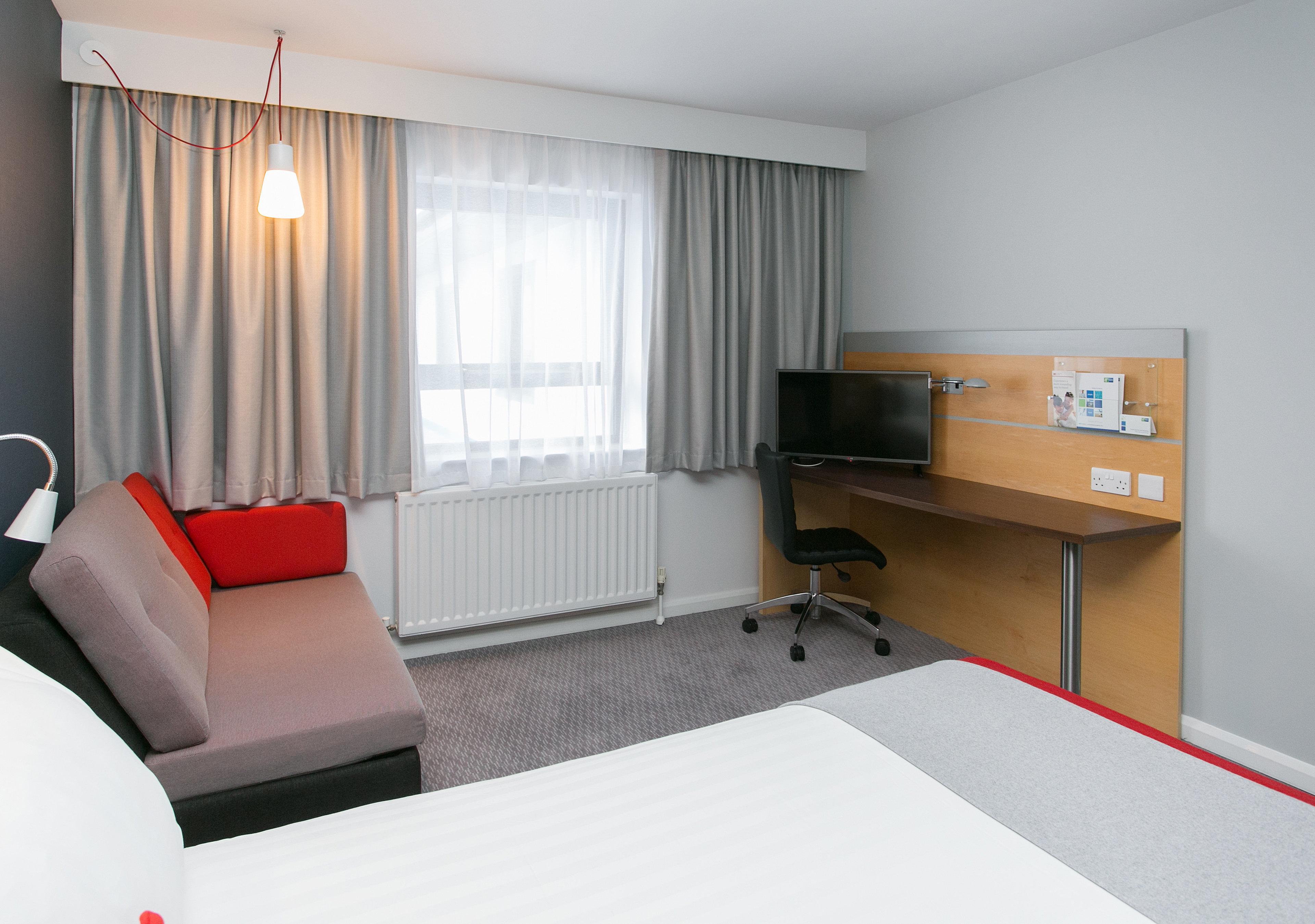 Holiday Inn Express Antrim By Ihg Exterior foto