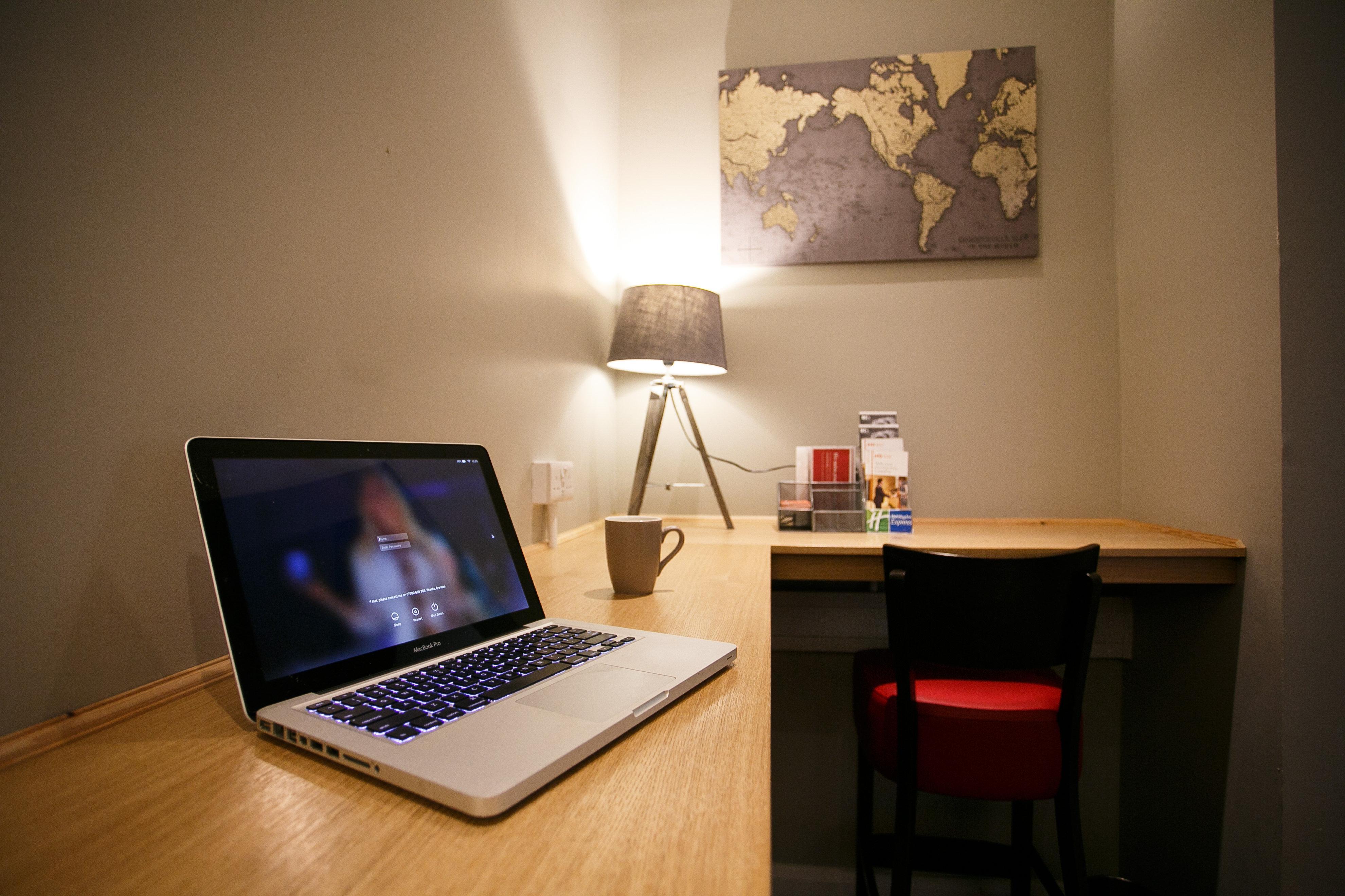 Holiday Inn Express Antrim By Ihg Exterior foto