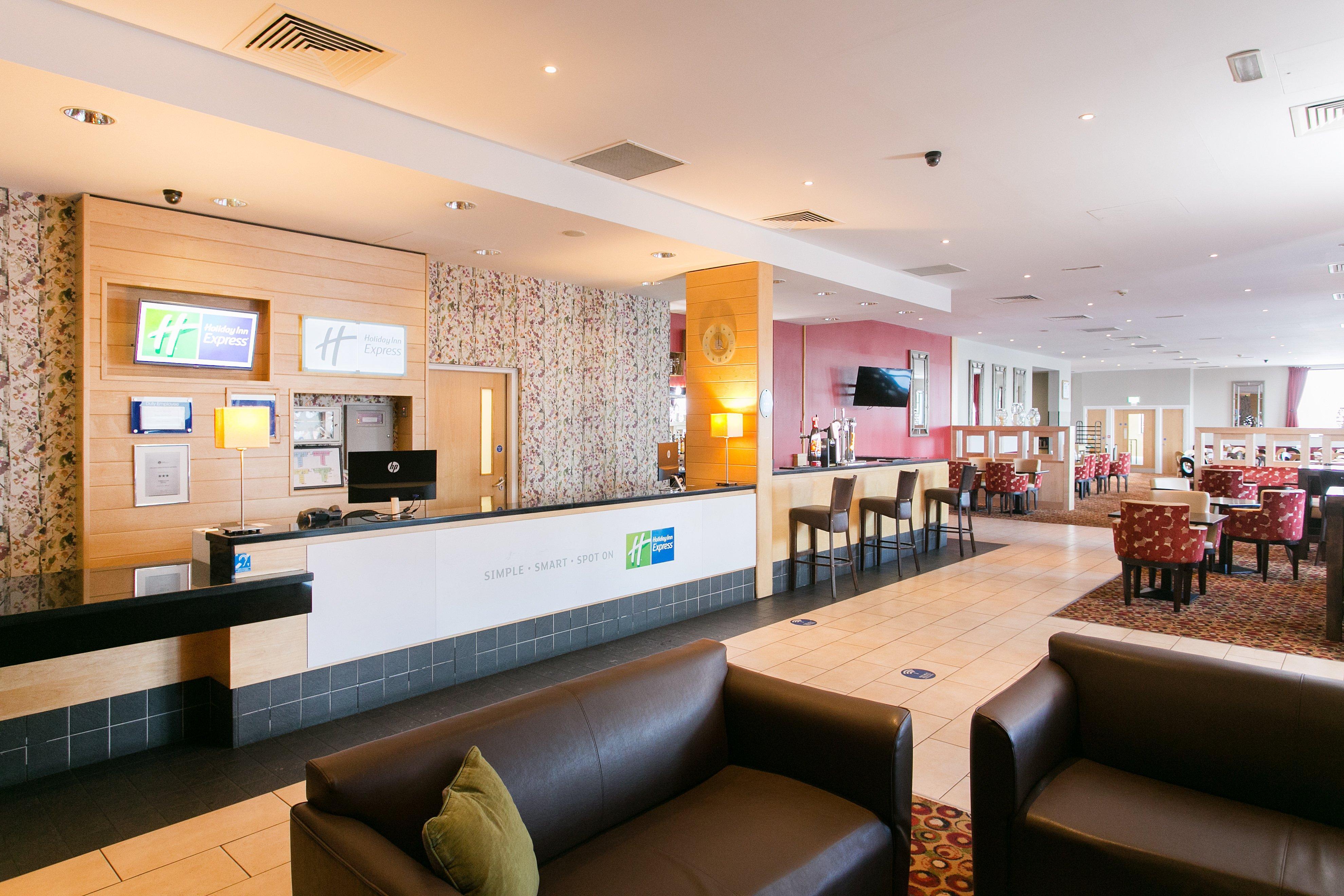 Holiday Inn Express Antrim By Ihg Exterior foto