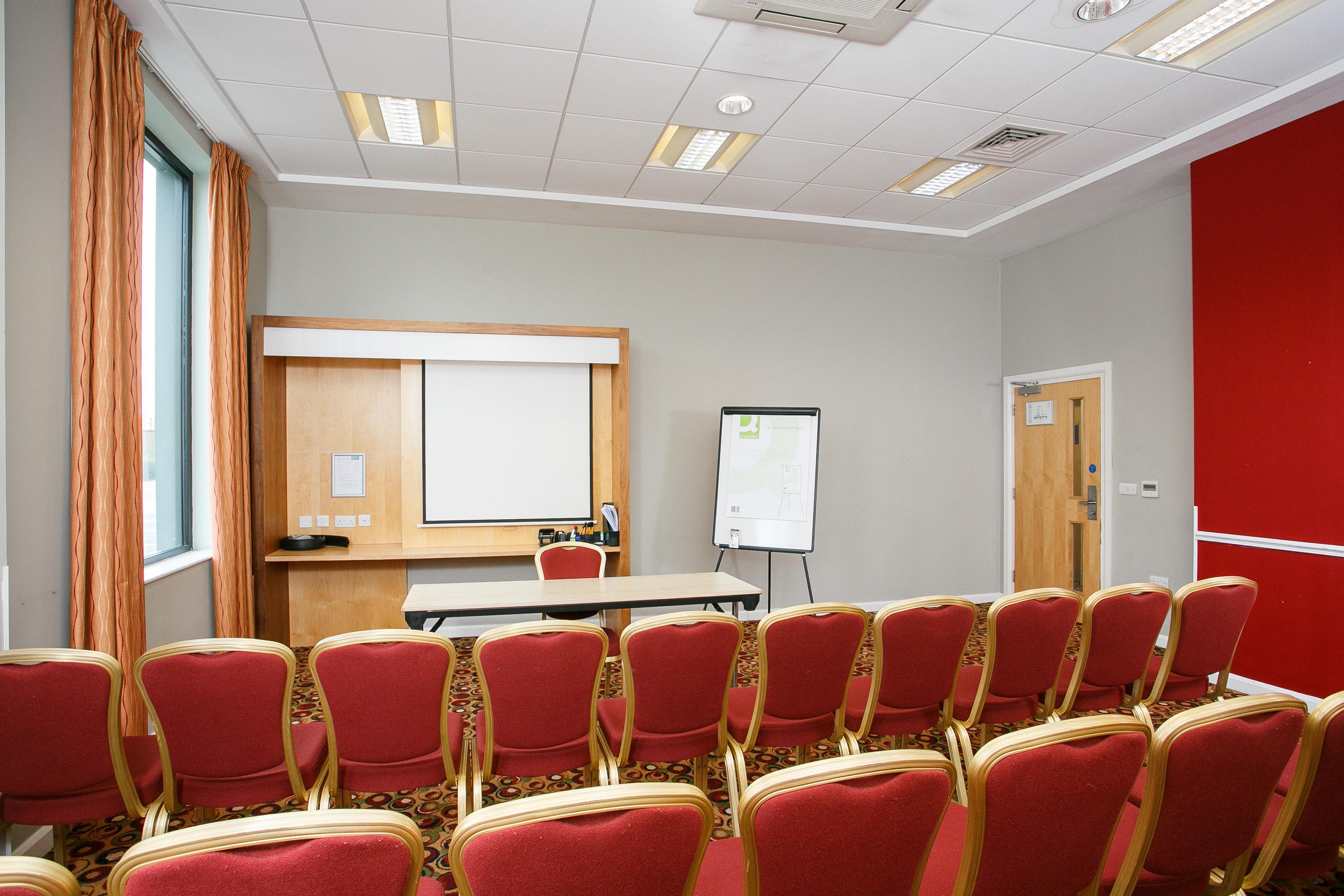 Holiday Inn Express Antrim By Ihg Exterior foto