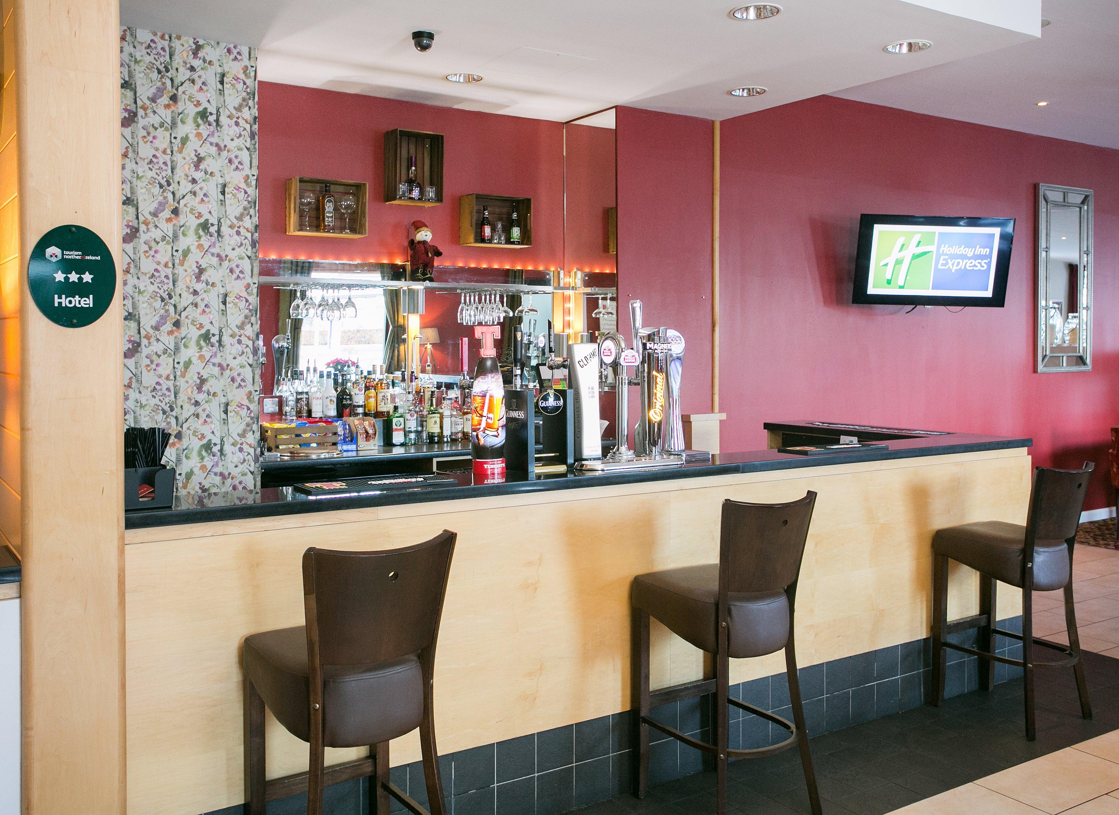 Holiday Inn Express Antrim By Ihg Exterior foto