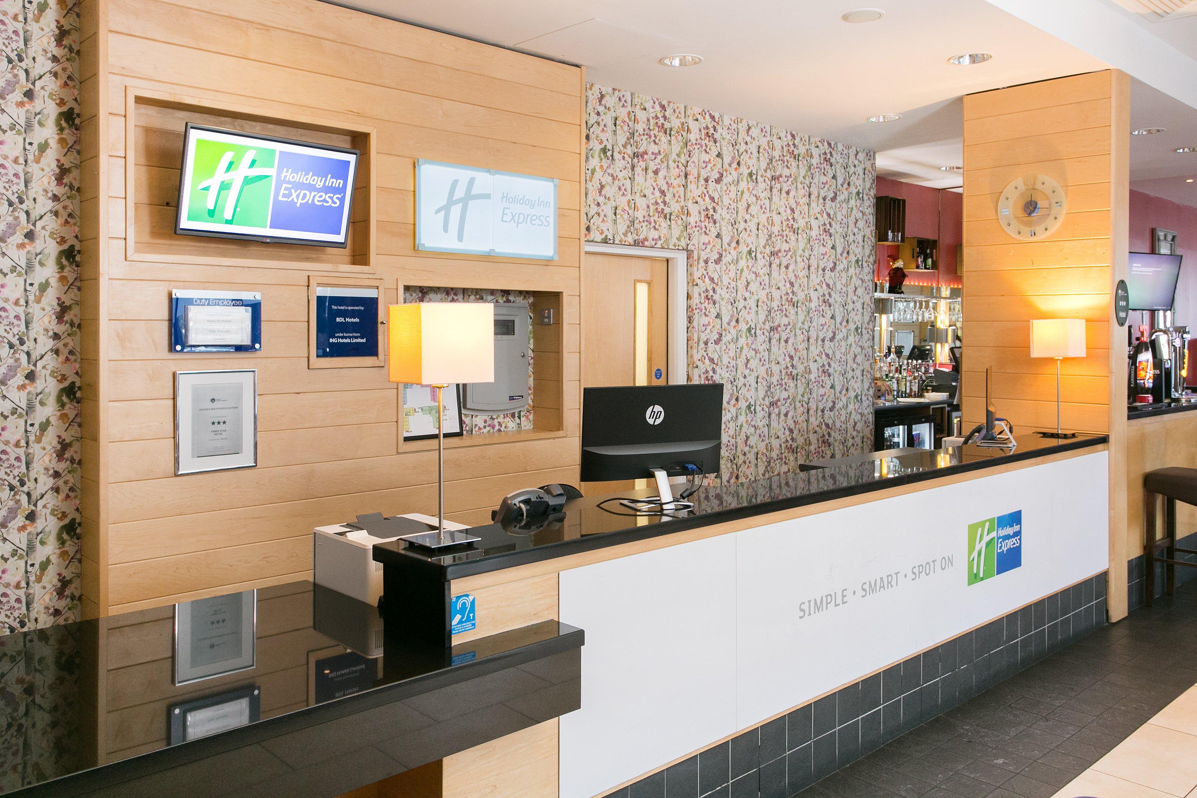 Holiday Inn Express Antrim By Ihg Exterior foto