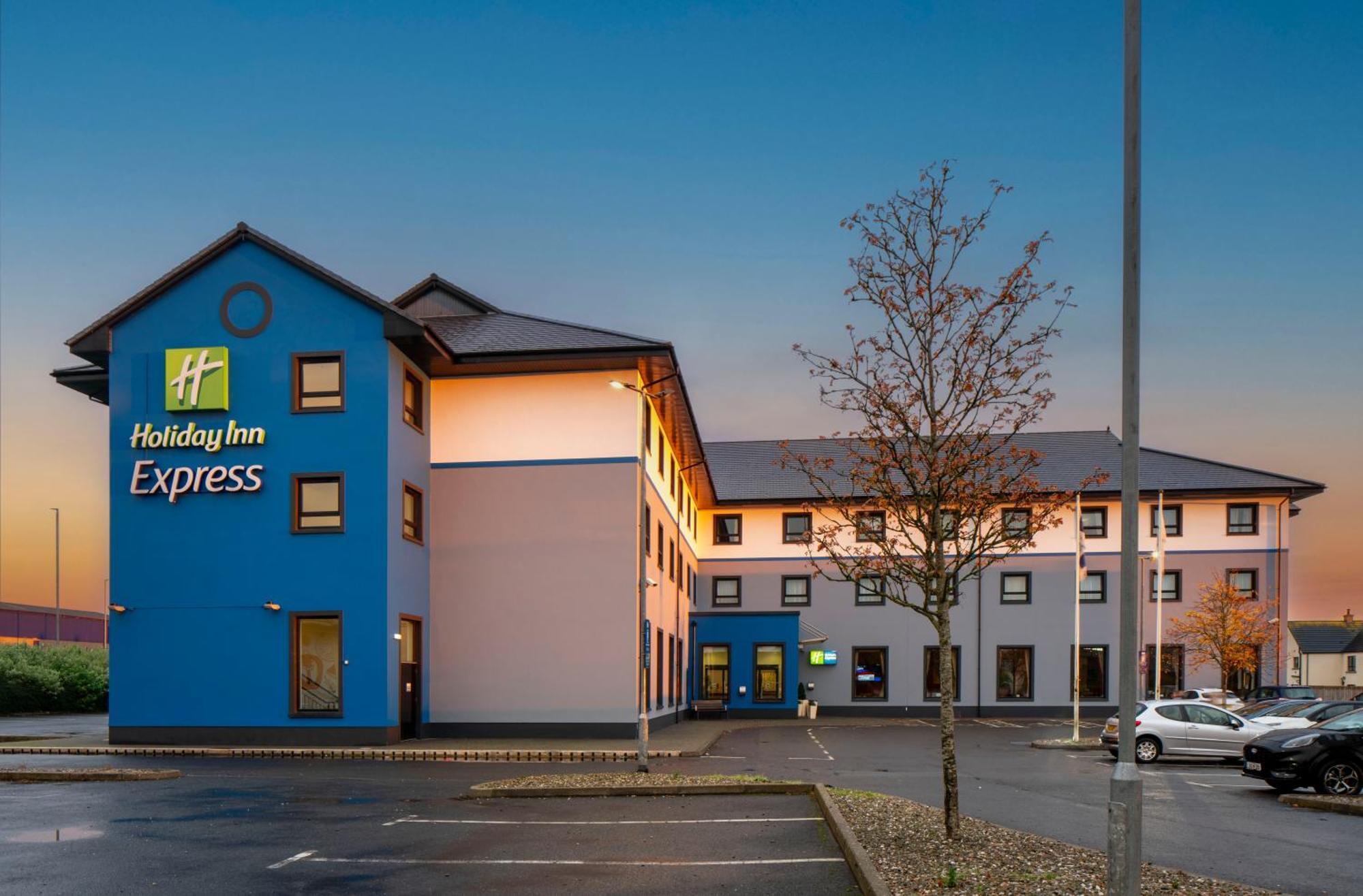 Holiday Inn Express Antrim By Ihg Exterior foto