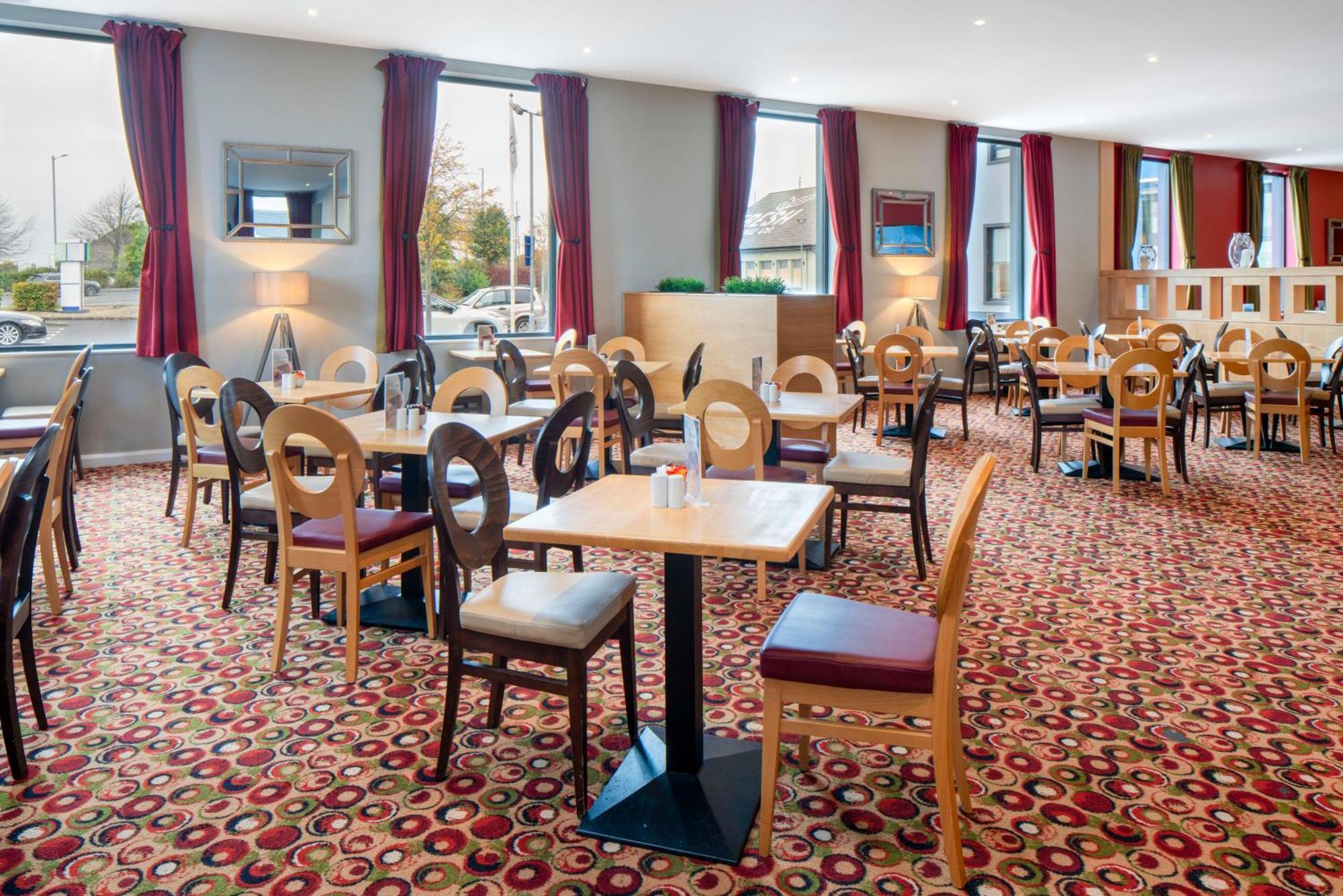 Holiday Inn Express Antrim By Ihg Exterior foto