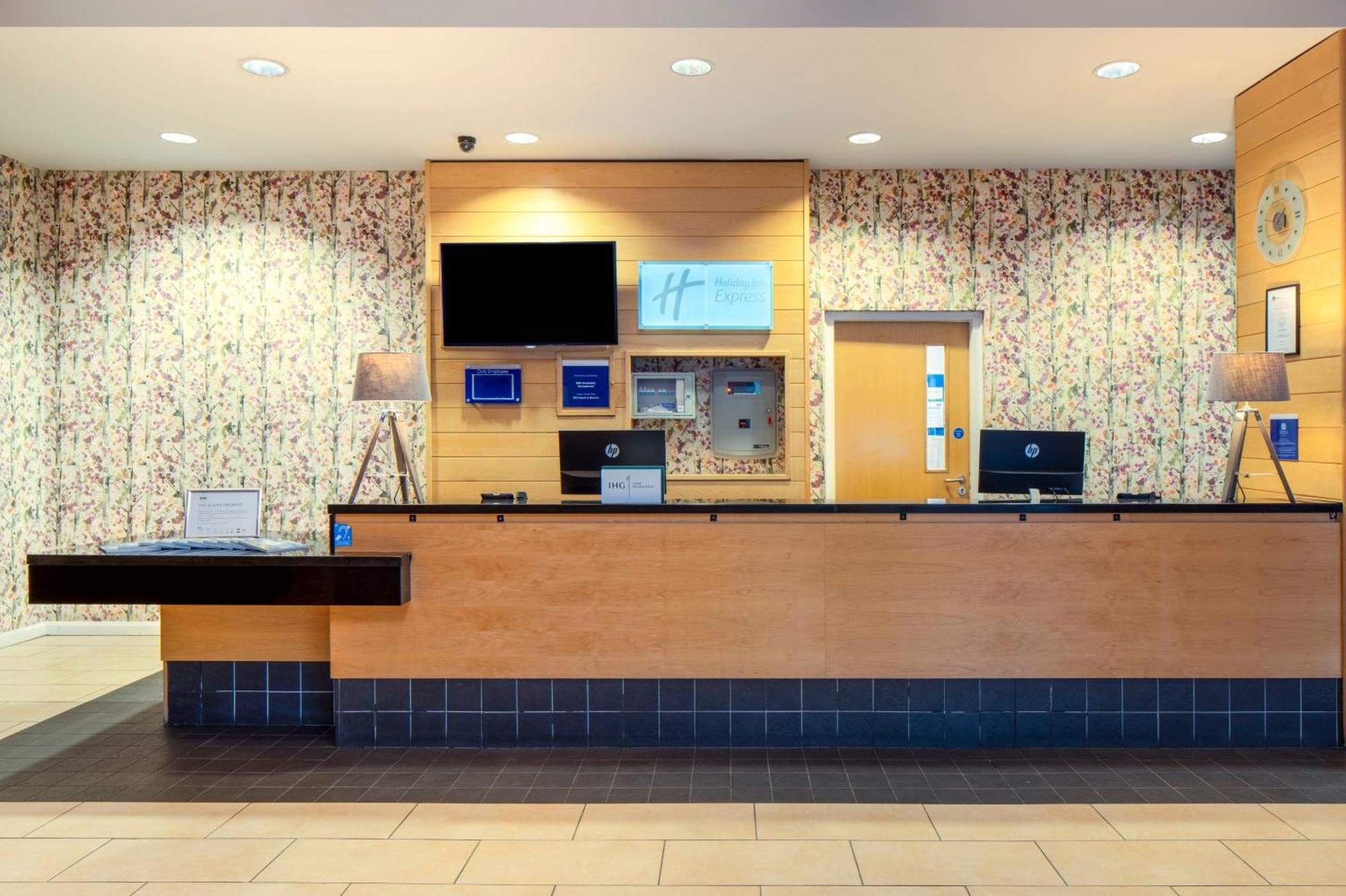 Holiday Inn Express Antrim By Ihg Exterior foto
