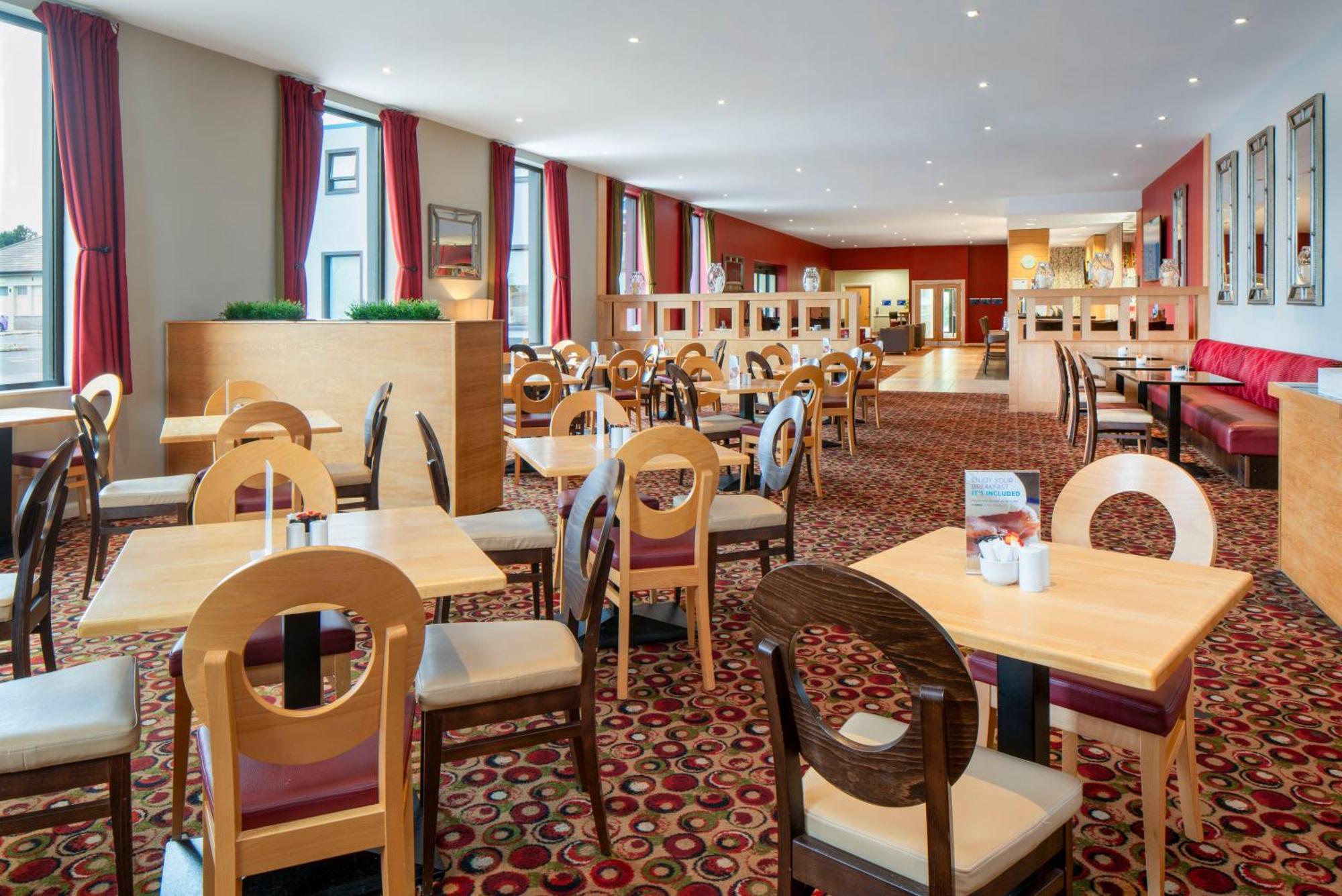 Holiday Inn Express Antrim By Ihg Exterior foto