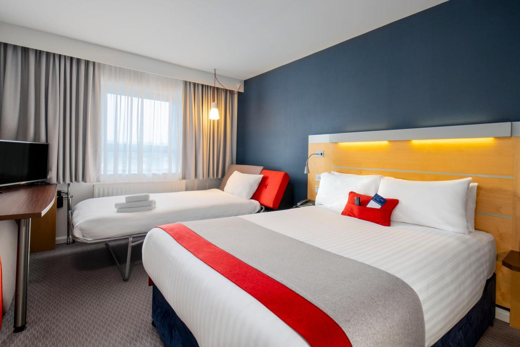 Holiday Inn Express Antrim By Ihg Exterior foto