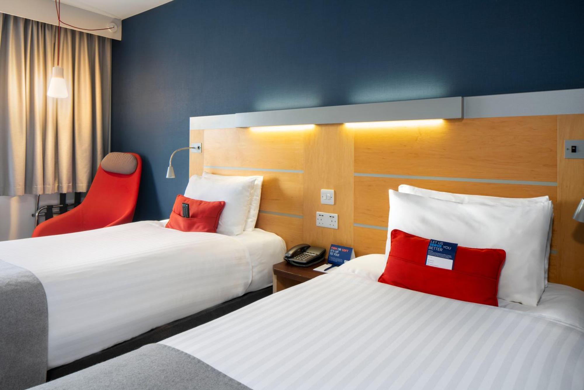 Holiday Inn Express Antrim By Ihg Exterior foto