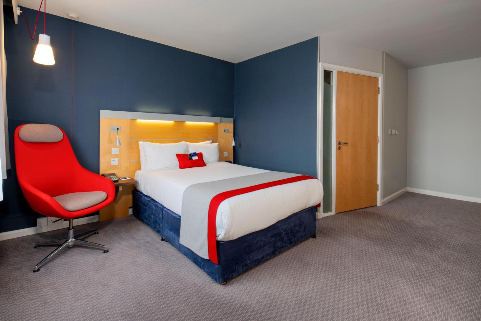 Holiday Inn Express Antrim By Ihg Exterior foto