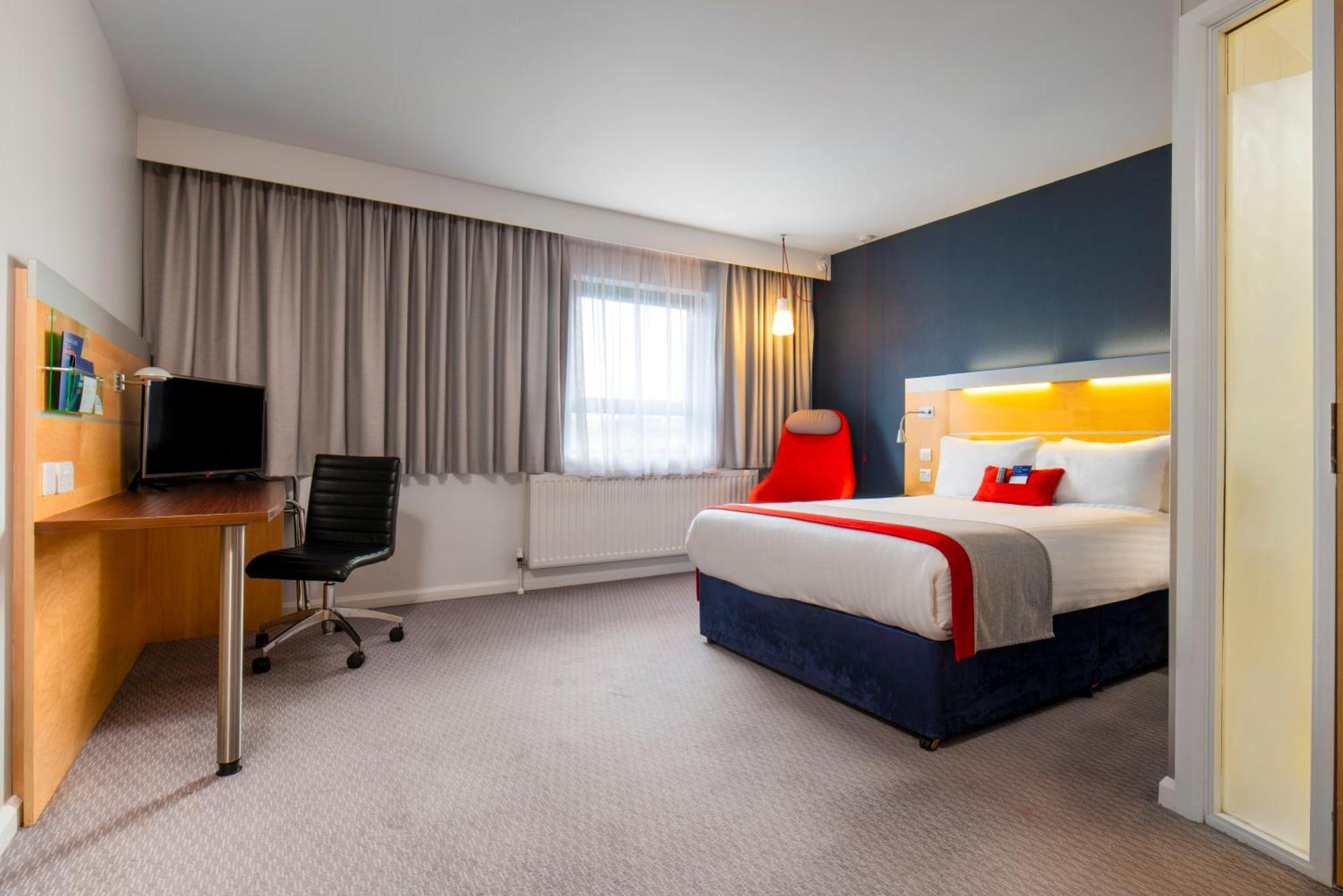 Holiday Inn Express Antrim By Ihg Exterior foto
