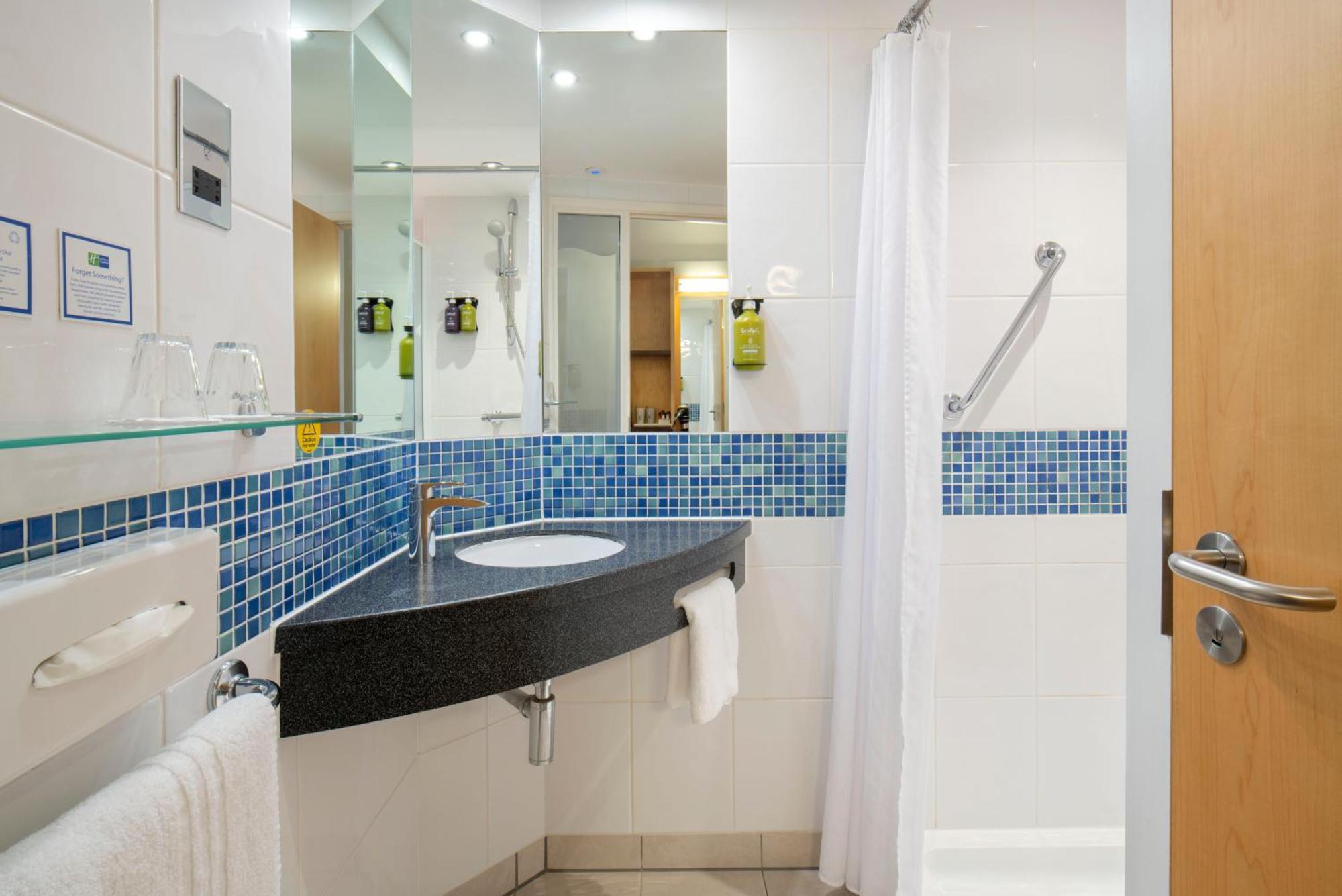 Holiday Inn Express Antrim By Ihg Exterior foto