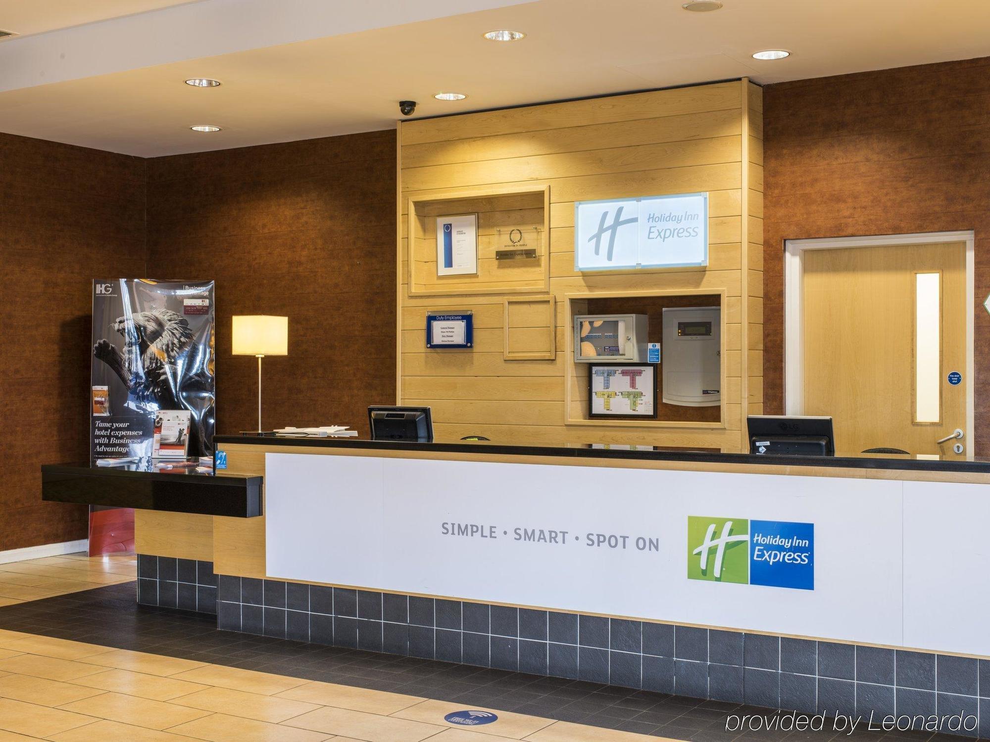 Holiday Inn Express Antrim By Ihg Exterior foto