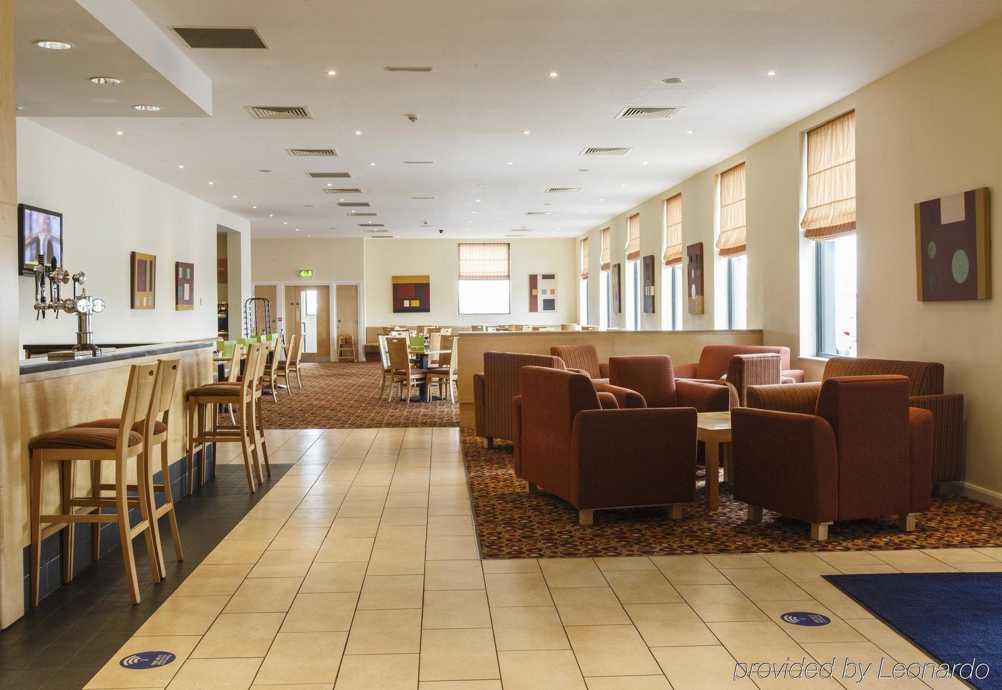 Holiday Inn Express Antrim By Ihg Exterior foto