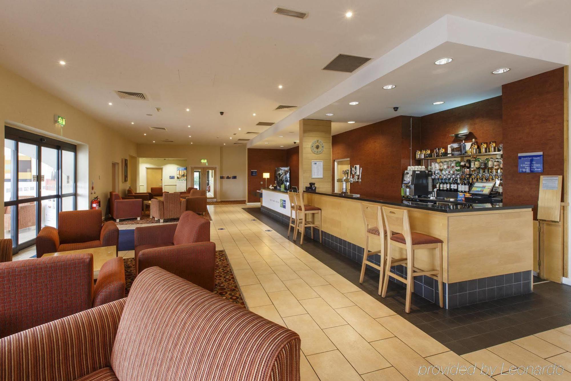 Holiday Inn Express Antrim By Ihg Exterior foto