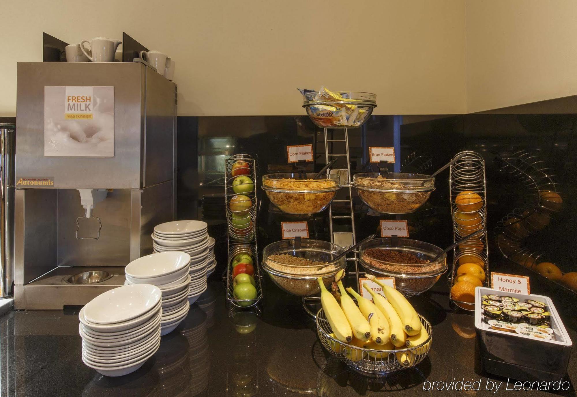 Holiday Inn Express Antrim By Ihg Exterior foto