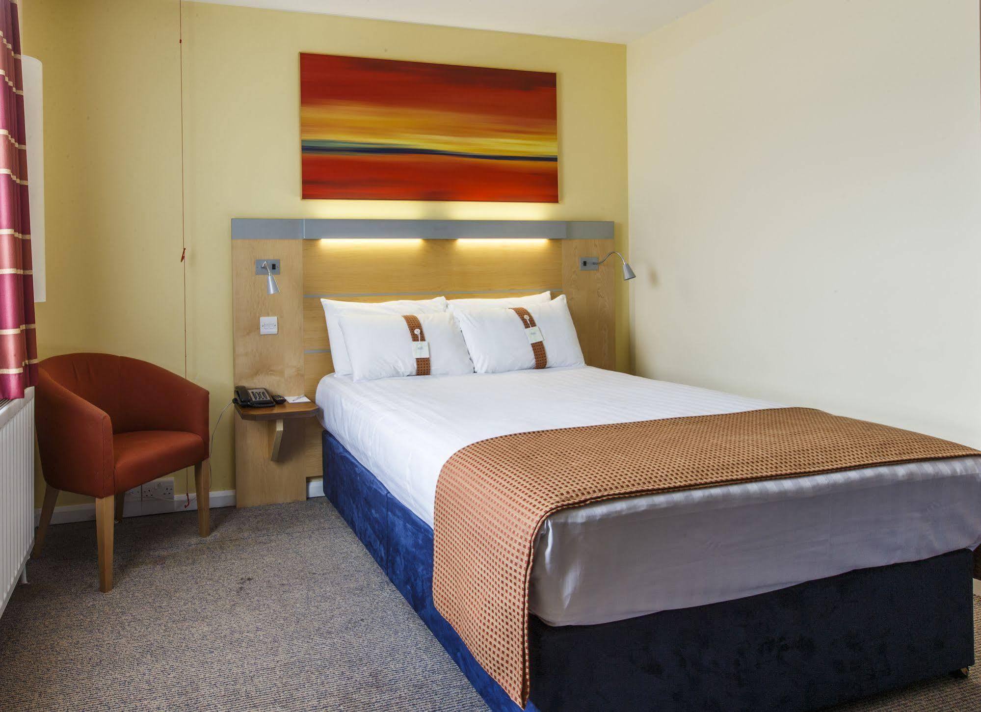 Holiday Inn Express Antrim By Ihg Exterior foto