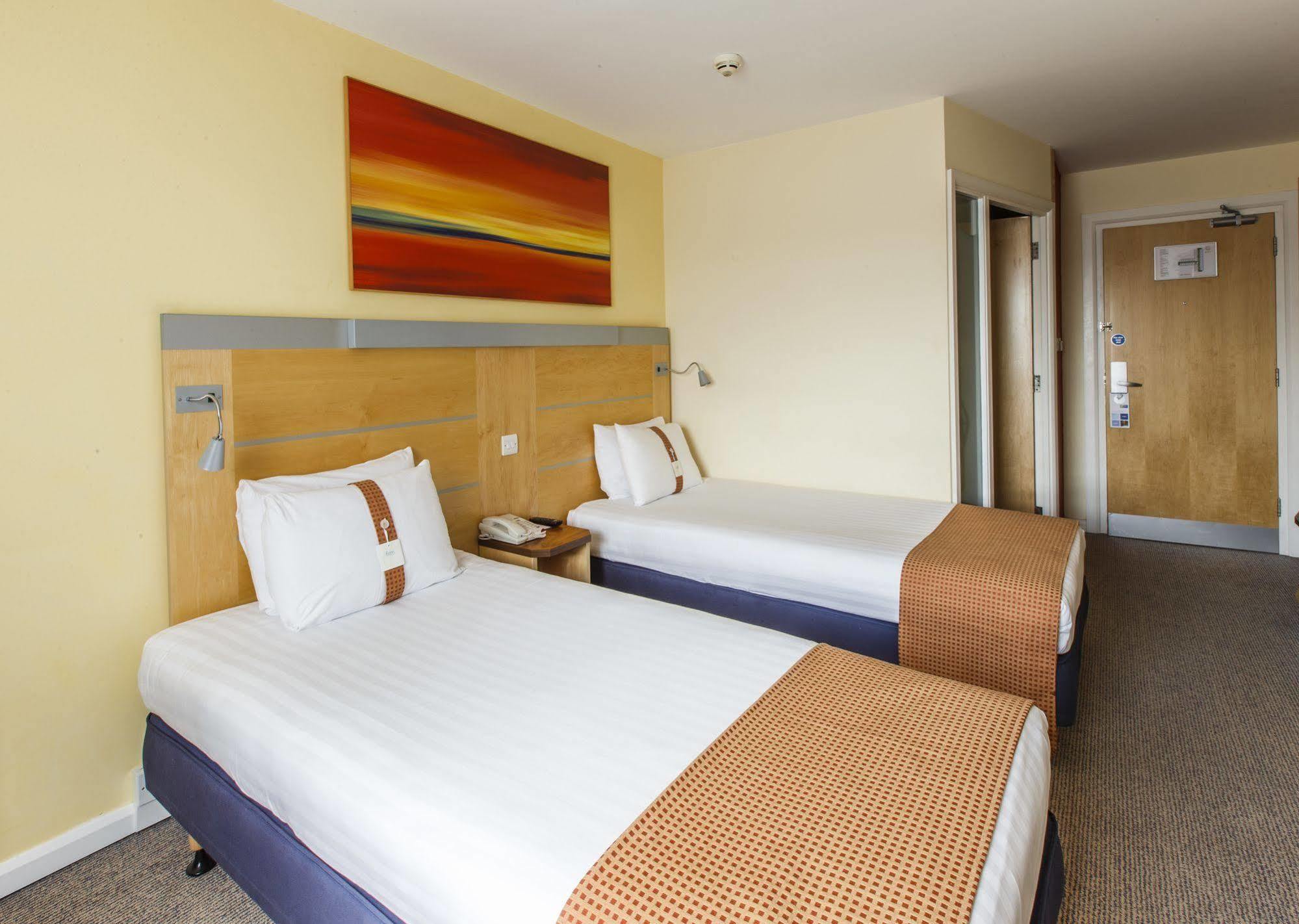 Holiday Inn Express Antrim By Ihg Exterior foto