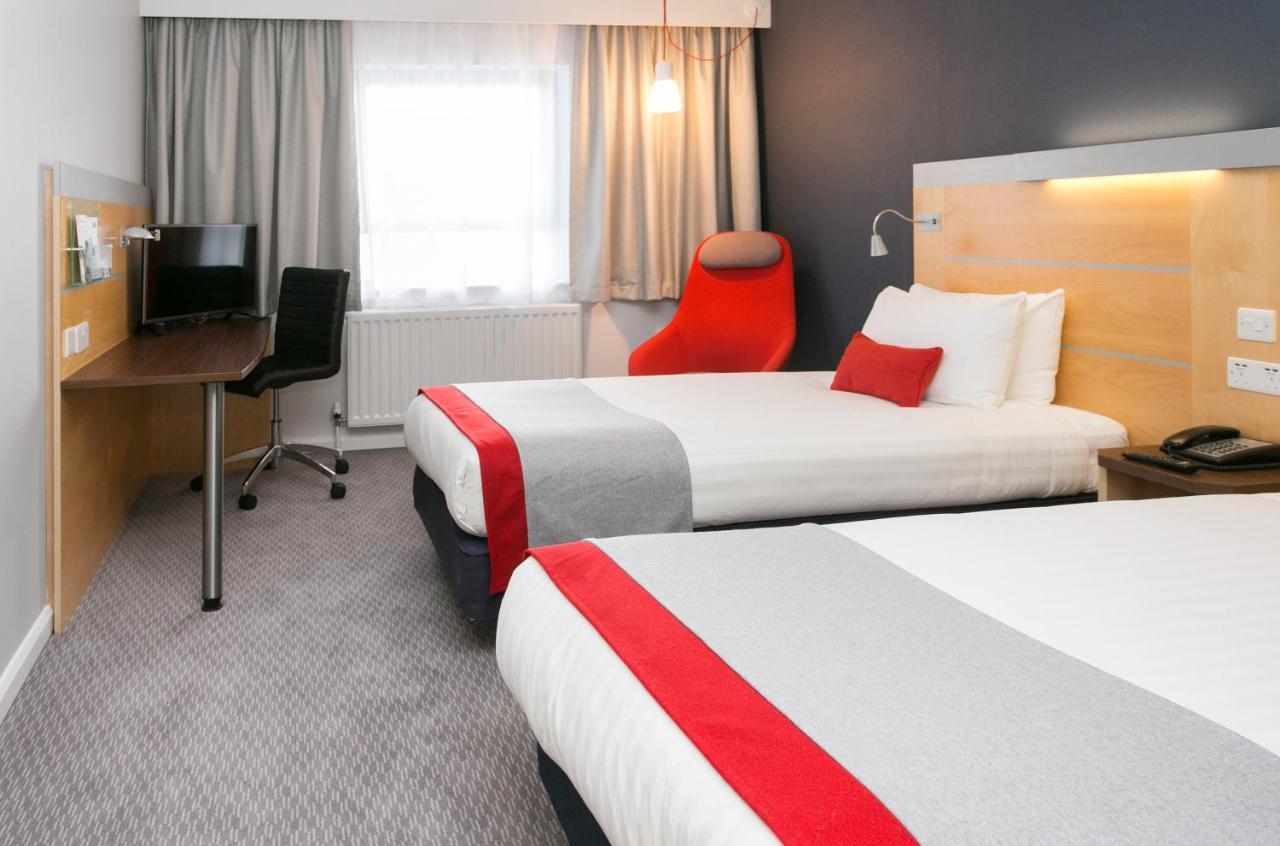 Holiday Inn Express Antrim By Ihg Exterior foto